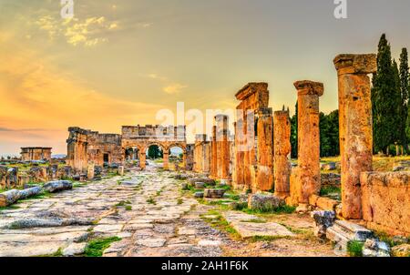 La principale rue à colonnades à Hiérapolis à Pamukkale, Turquie Banque D'Images