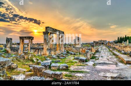 La principale rue à colonnades à Hiérapolis à Pamukkale, Turquie Banque D'Images