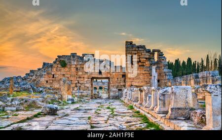 Au nord de la porte byzantine dans Hiérapolis Pamukkale, Turquie Banque D'Images