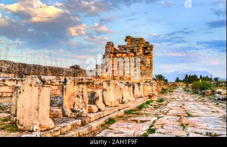 La principale rue à colonnades à Hiérapolis à Pamukkale, Turquie Banque D'Images