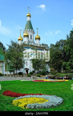 Sofia, Bulgarie - 25 septembre 2016 : personnes non identifiées dans le petit parc en face de l'église Saint Nikolas aka Russian church Banque D'Images