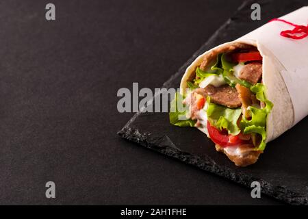 Döner Kebab Sandwich shawarma ou noir sur fond d'ardoise.Copy space Banque D'Images
