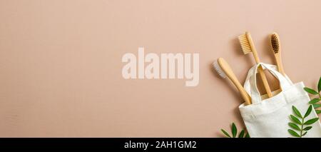 Chiffon de tissu toile panier bambou naturel avec des brosses à dents et des feuilles vertes. Mise à plat, vue du dessus, copiez l'espace. Boutique Eco bandeau web. Les producteurs biologiques Banque D'Images