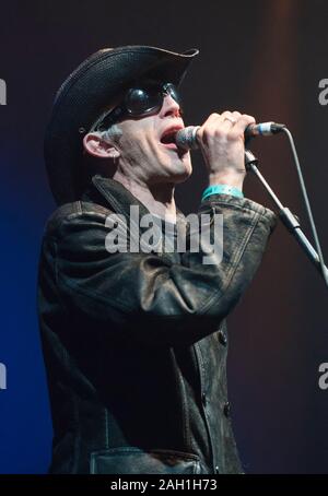 Rob Spragg aka Larry Love of Alabama 3, spectacle au Womad Festival, Charlton Park, Nr Malmesbury, Royaume-Uni, 2011. Banque D'Images