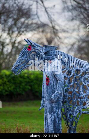 Monument commémoratif de Pershore Warhorse dans le parc Abbey Park, Pershore, Angleterre Banque D'Images