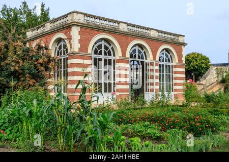 France, Sarthe, vallée du Loir, Le Lude, Château du Lude, jardins, orangerie dans le potager // France, Sarthe (72), vallée du Loir, Le Lude, jardi Banque D'Images