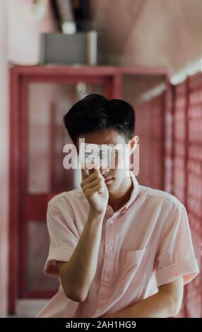 Chance for Freedom : Singapore Young Man, Pass 'sortir de prison libre', Pink Gates, incertitude, style de vie, opportunité, décision, libération, concept Banque D'Images