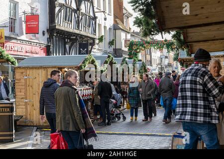 Les clients de Noël de dernière minute apprécient l'atmosphère du marché de Noël de Salisbury, Salisbury, Wiltshire. Noël 2019, Angleterre, Royaume-Uni Banque D'Images