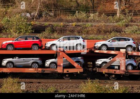 Train de fret avec de toutes nouvelles voitures Suzuki Vitara, Cologne, Allemagne. Autozug mit fabrikneuen Modellen Suzuki Vitara, Koeln, Deutschland. Banque D'Images