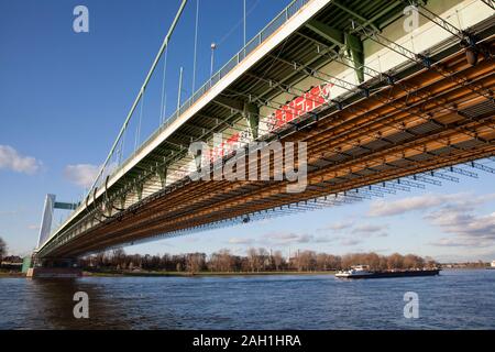 Le Muelheim pont sur le Rhin, pour travaux de rénovation échafaudée, Cologne, Allemagne, die eingeruestete Muelheimer Brueck wegen Renovierungsarbeiten Banque D'Images