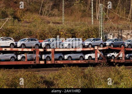 Train de fret avec de toutes nouvelles voitures Suzuki Vitara, Cologne, Allemagne. Autozug mit fabrikneuen Modellen Suzuki Vitara, Koeln, Deutschland. Banque D'Images