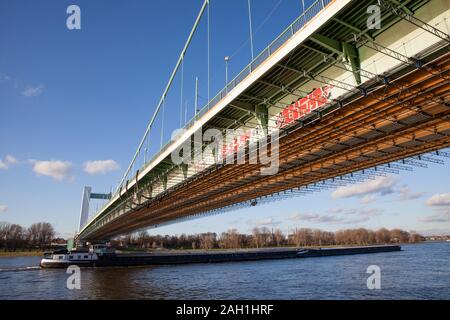 Le Muelheim pont sur le Rhin, pour travaux de rénovation échafaudée, Cologne, Allemagne, die eingeruestete Muelheimer Brueck wegen Renovierungsarbeiten Banque D'Images