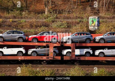 Train de fret avec de toutes nouvelles voitures Suzuki Vitara, Cologne, Allemagne. Autozug mit fabrikneuen Modellen Suzuki Vitara, Koeln, Deutschland. Banque D'Images