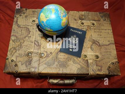 Vintage Voyage valise en cuir à thème avec un globe et passeport Banque D'Images