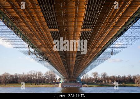 Le Muelheim pont sur le Rhin, pour travaux de rénovation échafaudée, Cologne, Allemagne, die eingeruestete Muelheimer Brueck wegen Renovierungsarbeiten Banque D'Images