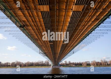 Le Muelheim pont sur le Rhin, pour travaux de rénovation échafaudée, Cologne, Allemagne, die eingeruestete Muelheimer Brueck wegen Renovierungsarbeiten Banque D'Images