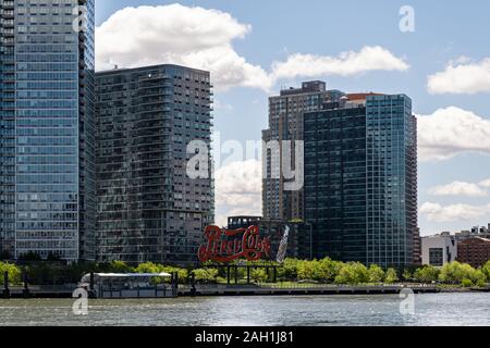 New York City - USA - 15 mai 2019 : Long Island City Apartment buildings avec Pepsi Cola signer vue depuis Roosevelt Island Banque D'Images