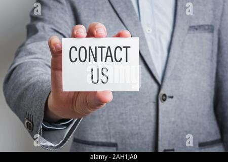 Close-up shot of businessman showing carte avec texte Contactez-nous. Banque D'Images
