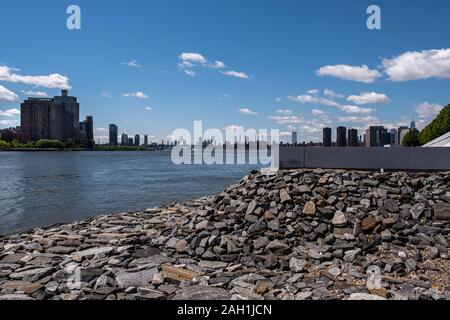 New York City - USA - 15 mai 2019 : Long Island City Apartment buildings vue depuis Roosevelt Island Banque D'Images
