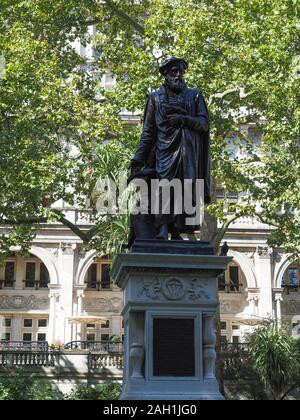 Londres, UK - circa 2019 SEPTEMBRE : statue de William Tyndale martyr, premier traducteur du Nouveau Testament en anglais du Grec Banque D'Images