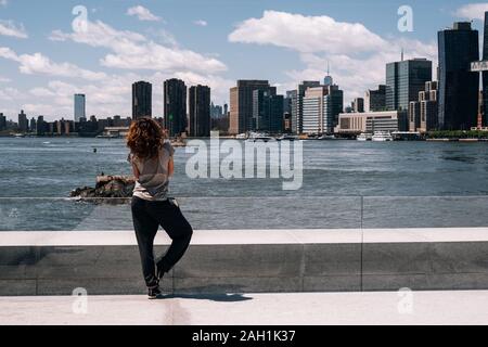 New York City - USA - 15 mai 2019 : Manhattan Midtown visualiser à partir de Franklin D. Roosevelt Four Freedoms Park sur Roosevelt Island Banque D'Images