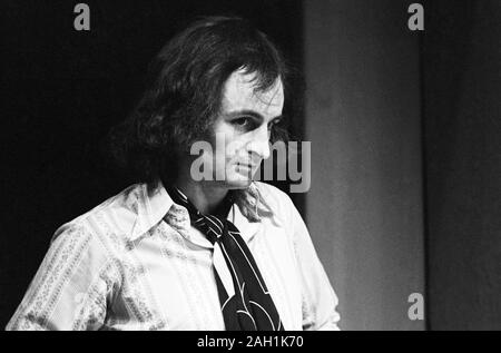 Le metteur en scène anglais Max Stafford-Clark photographié en répétition de la nouvelle pièce de David Hare 'Slag" au Royal Court Theatre de Londres en 1971. Né à Cambridge en 1941. Directeur artistique du Traverse Theatre d'Édimbourg, de 1968 à 1970, le Royal Court Theatre, London de 1979 à 1993 et à l'extérieur de la compagnie de théâtre de tournée de 1993 à 2017. Banque D'Images