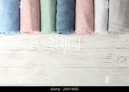 Serviettes roulées sur trame de fond en bois blanc, de l'espace pour le texte Banque D'Images
