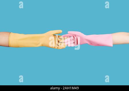 Les gens dans les gants en caoutchouc outstretching mains for handshake Banque D'Images