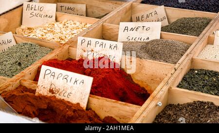 Épices sur un marché à Ortigia, Italie Banque D'Images