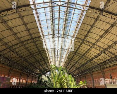 Vue sur le toit de la gare d'Atocha avec une sculpture de bronze à l'arrière-plan. La sculpture de bronze (R) de l'artiste espagnol Francisco López Hernánd Banque D'Images
