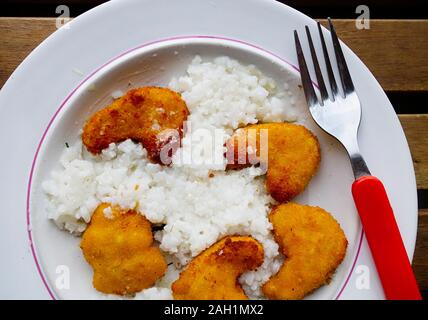 Nuggets de poulet panée, cuite avec du riz. Banque D'Images