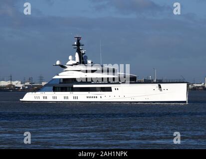 Jerry Jones milliardaire propriétaire des Dallas Cowboys €170 millions superyacht Bravo Eugenia, cruising passé Tilbury après un séjour à Londres. Banque D'Images