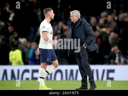 Toby Alderweireld de Tottenham Hotspur (à gauche) avec Tottenham Hotspur manager Jose Mourinho (à droite) au cours de la Premier League match à Tottenham Hotspur Stadium, Londres. Banque D'Images