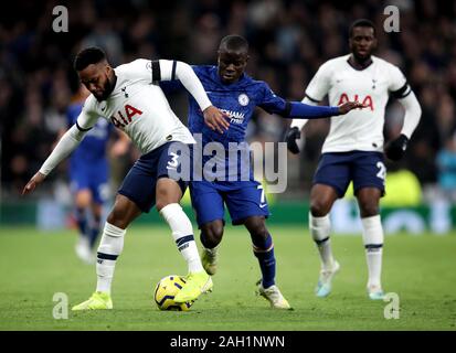 La Chelsea N'Golo Kante (à droite) et Tottenham Hotspur's Danny Rose (à gauche) au cours de la Premier League match à Tottenham Hotspur Stadium, Londres. Banque D'Images