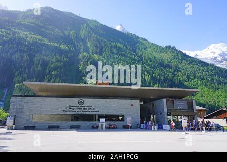 CHAMONIX, France - 26 JUIN 2019- vue d'été de l'Aiguille du Midi Chamonix téléphérique téléphérique dans les Alpes, dans le massif du Mont-Blanc en France Banque D'Images