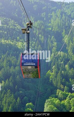 CHAMONIX, France - 26 JUIN 2019- vue d'été de l'Aiguille du Midi Chamonix téléphérique téléphérique dans les Alpes, dans le massif du Mont-Blanc en France Banque D'Images