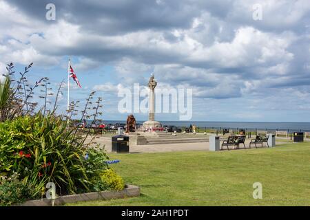 Union Jack Flag, Tommy et War Memorial statue sur la promenade, Seaham, County Durham, England, United Kingdom Banque D'Images