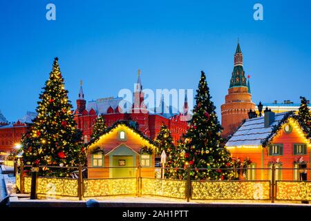 Le Musée Historique de l'État et du Kremlin avec des décorations de Noël sur le premier plan, Moscou, Russie Banque D'Images