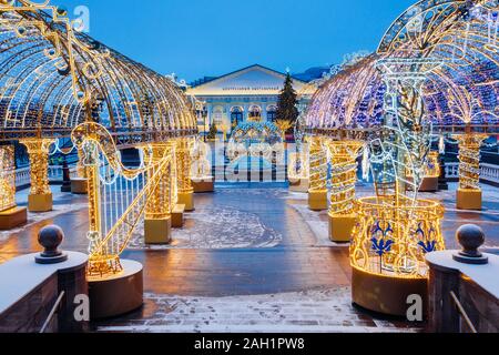 Тhe Carré Manezhnaya avec décorations de Noël sur le premier plan, Moscou, Russie Banque D'Images
