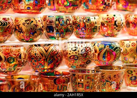 Bougie / lumière / votive holder - colorés peints à la main, de marché de Noël - Vienne, Autriche Banque D'Images