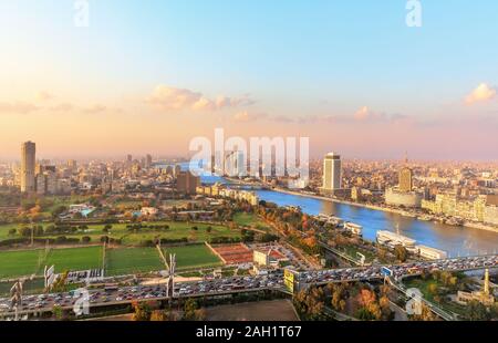 Vue aérienne sur le centre-ville du Caire et du Nil, l'Egypte Banque D'Images