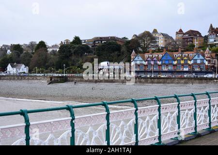 La plage et le front de mer de Penarth Penarth Pier, Penarth, Cardiff, Pays de Galles Banque D'Images