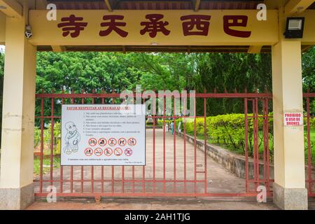 Foz do Iguaçu, Brésil - Circa Octobre 2019 : porte d'entrée du temple bouddhiste Tien Chen Banque D'Images