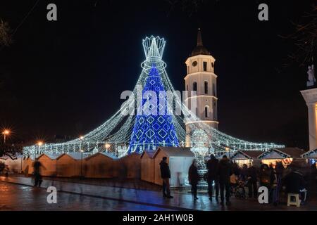 Place de la cathédrale avec le plus beau sapin de Noël pour Noël 2019 et Nouvel An 2020 en Europe la nuit à Vilnius Lituanie Banque D'Images