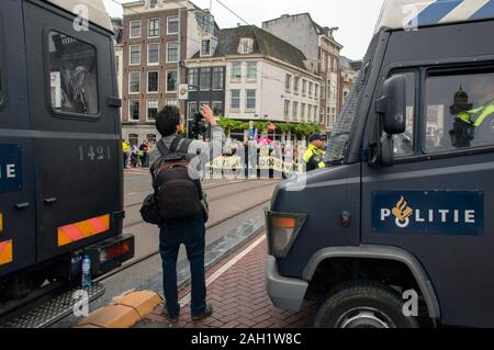 Appuyez sur à l'Œuvre à l'Blauwebrug à la démonstration du climat de l'extinction au groupe rébellion Amsterdam The Netherlands 2019 Banque D'Images