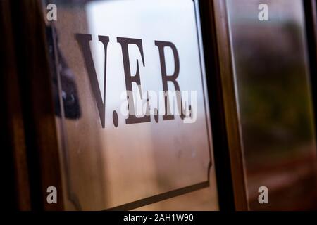 Les initiales V.E.R. sont gravées sur la fenêtre de la voiture du Volks Electric Railway sur le front de mer de Brighton, East Sussex, Royaume-Uni. Banque D'Images