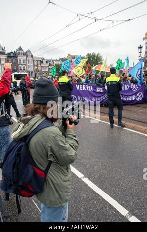 Appuyez sur à l'Œuvre à l'Blauwebrug à la démonstration du climat de l'extinction au groupe rébellion Amsterdam The Netherlands 2019 Banque D'Images