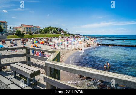 Vue sur la plage depuis la jetée Seebrücke Baltique à la station balnéaire de Kühlungsborn, Mecklembourg-Poméranie-Occidentale Banque D'Images