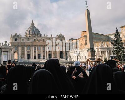 Pèlerins et moniales sur rome vatican St Peter's Basilica square,l'époque de Noël Banque D'Images