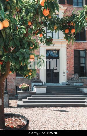 Rozendaal, Pays-Bas, 25 août 2019 : l'entrée du château et parc situé dans Rosendael Rozendaal aux Pays-Bas avec l'accent mis sur le p Banque D'Images